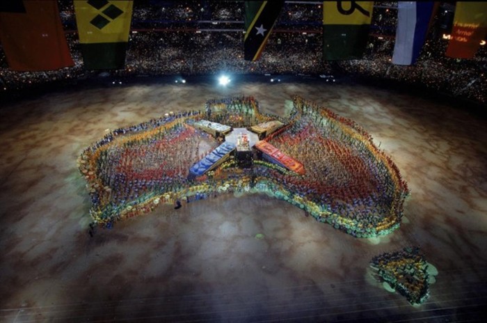 Cảnh màn biểu diễn trong lễ khai mạc Olympic 2000.